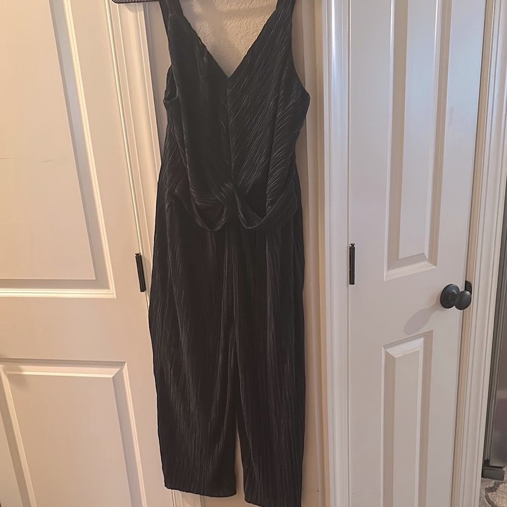 Elegant Dark Blue Lisa Rinna Sleeveless Jumpsuit. Size small